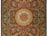 un tapis marron et vert orné d'un motif floral