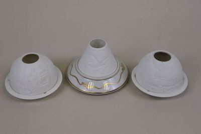 trois vases blancs posés sur une table blanche