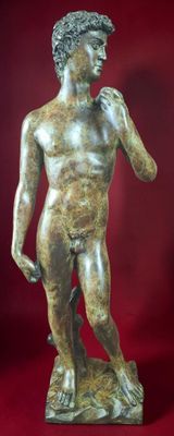 statue d'un homme tenant un serpent dans la main, sur fond rouge