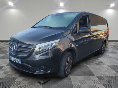 Le monospace Mercedes Classe V est garé sur un sol à damier