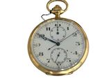 gros plan d'une montre de poche sur fond blanc
