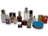 de nombreux flacons de parfum de différents types posés sur une surface blanche
