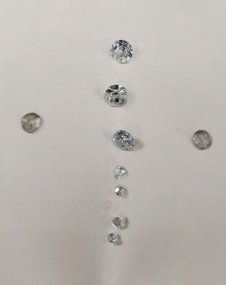 beaucoup de diamants qui se trouvent dans la baignoire