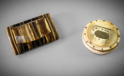 deux bijoux posés sur une table