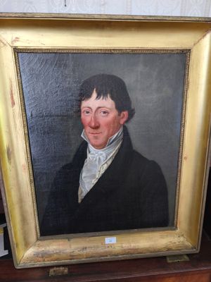 tableau représentant un homme vêtu d'un manteau noir et d'une chemise blanche, dans un cadre doré