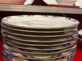 beaucoup d'assiettes empilées sur une table rouge