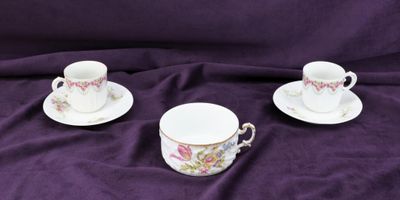 ART DE LA TABLE - Réunion de deux tasses à café, d’une tasse…