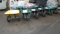 - Lot de 8 brouettes.