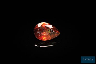 un losange orange sur fond noir