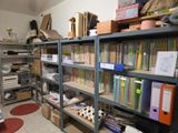 une pièce avec beaucoup de livres sur les étagères
