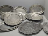 de nombreuses assiettes en argent posées sur une table blanche