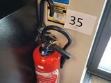 un extincteur posé sur un comptoir près d'une porte