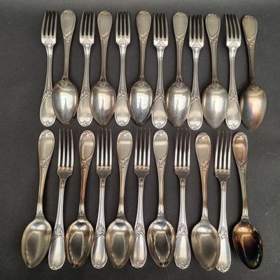 beaucoup de cuillères et de fourchettes en argent sur la table