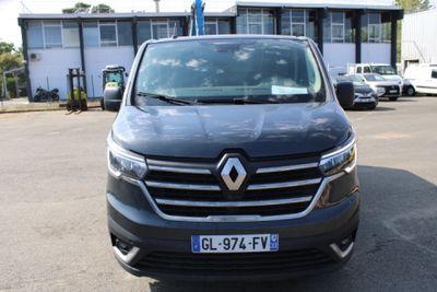 une camionnette noire garée sur un parking