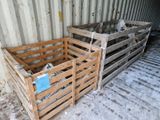 deux caisses en bois posées l'une à côté de l'autre dans la neige