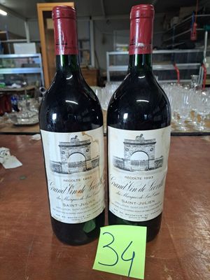 deux bouteilles de vin posées sur une table, avec une étiquette de prix