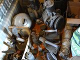 une pile d'objets hétéroclites posés sur le sol
