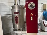 une machine qui se trouve à l'intérieur d'un bâtiment