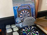 un jeu de fléchettes et une boîte de fléchettes posés sur un bureau