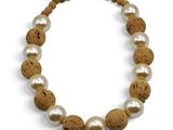 gros plan d'un collier de perles sur fond blanc