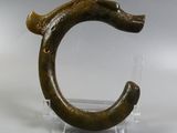 une sculpture représentant un serpent, réalisée à partir d'un morceau de bois