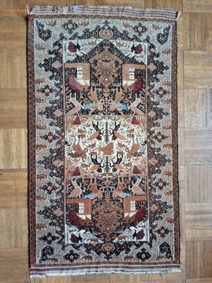 un tapis oriental sur le sol en bois d'une pièce