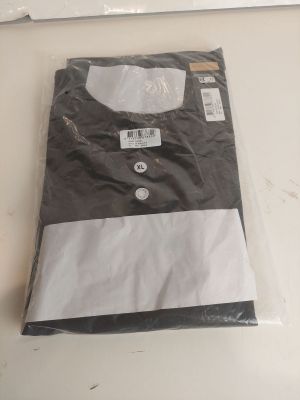 une chemise noire et blanche posée sur une table