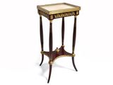 une petite table avec un plateau en marbre