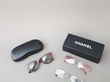 une paire de lunettes de soleil et une paire de lunettes de vue posées sur une table