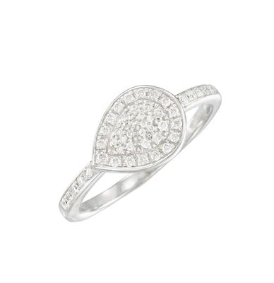 gros plan d'une bague en diamant sur fond blanc