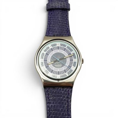 une image d'un gros plan d'une montre-bracelet avec des chiffres romains