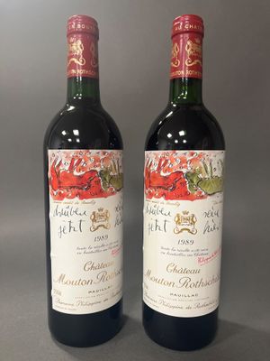 deux bouteilles de vin rouge posées l'une à côté de l'autre sur une table