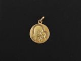 une médaille plaquée or représentant la Vierge à l'Enfant