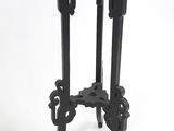 une table noire avec un plateau noir sur fond blanc