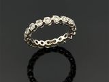 gros plan d'une bague en diamant sur une surface noire