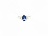 bague en saphir bleu et diamant sur fond blanc