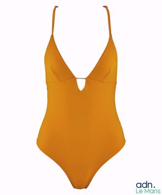un maillot de bain pour femme avec un décolleté plongeant et une découpe dans le dos