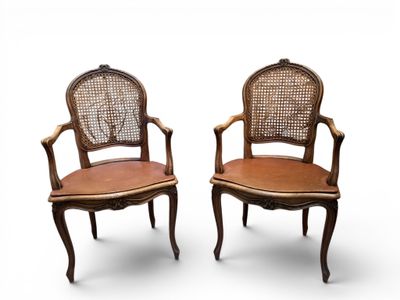 paire de fauteuils à dossier canné de style louis xvi