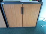une armoire sur laquelle est posée une imprimante