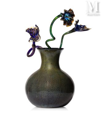 un vase noir contenant des fleurs, sur fond blanc