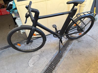 un vélo garé au bord de la rue