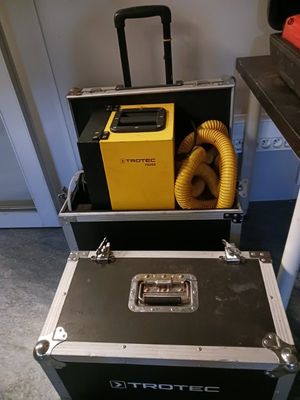 un étui noir avec un tuyau jaune, un étui noir avec un tuyau jaune, un étui noir avec un tuyau jaune et un étui noir avec un tuyau jaune