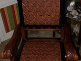 une chaise en bois dont l'assise est en osier