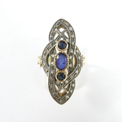 Gros plan sur une bague contenant une pierre bleue