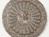 une assiette en argent ornée d'un motif floral