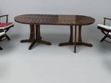 quatre chaises et une table avec un plateau en bois