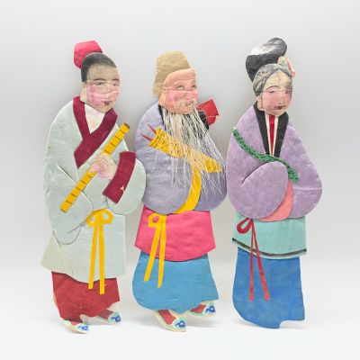 trois figurines représentant trois personnes vêtues de costumes traditionnels chinois