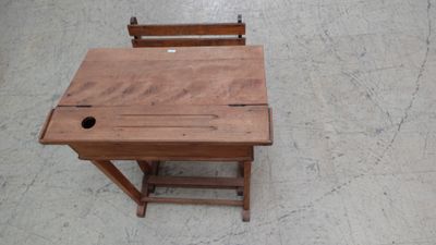 un petit bureau en bois avec un tiroir en dessous