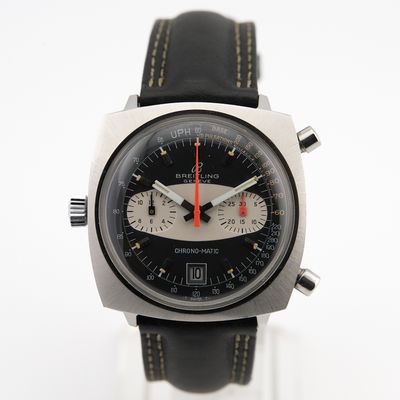 une montre noire et argentée avec une trotteuse rouge