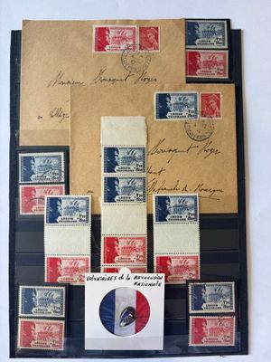 une photo montrant une collection de timbres et d'enveloppes posés sur une table